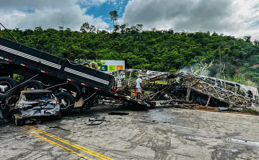 Acidente entre três veículos deixa ao menos 22 mortos em rodovia em Minas