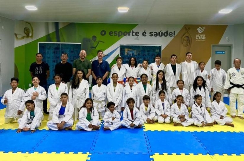 Prefeitura entrega novos kimonos a alunos do Projeto de Judô de Campo Alegre para suas atividades