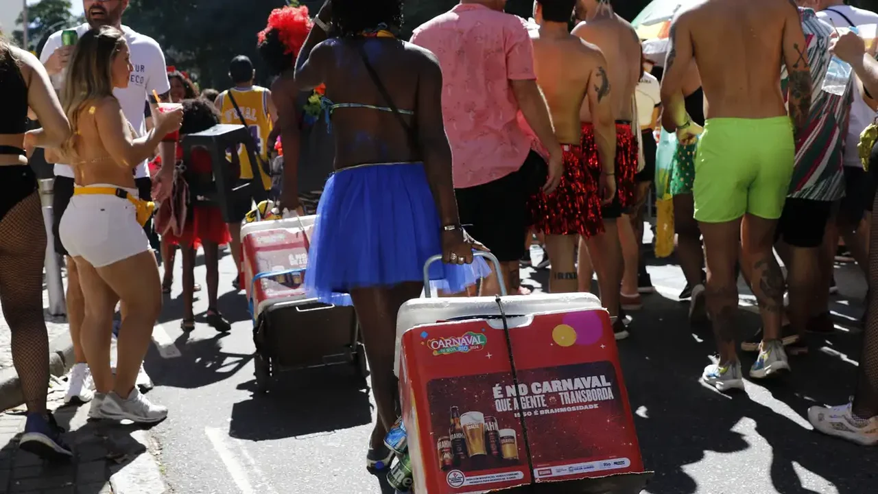 Camelôs somem da orla e protestam contra fiscalização; confira como foi o primeiro dia da Tolerância Zero