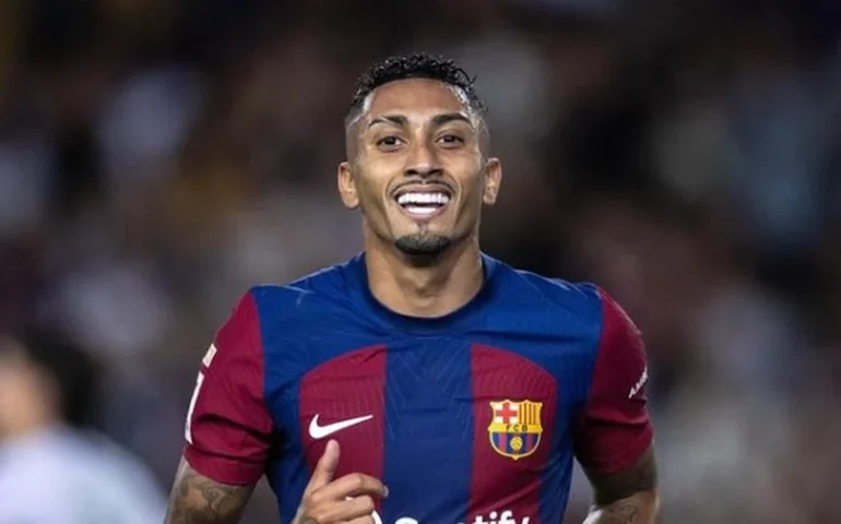 Com 3 gols de Raphinha, Barcelona goleia Sevilla e amplia vantagem na liderança de La Liga