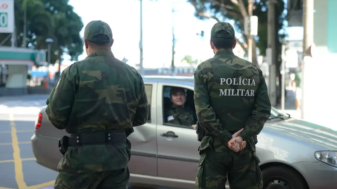 Policiais militares salvam recém-nascido que se engasgou dentro de seção eleitoral em SP