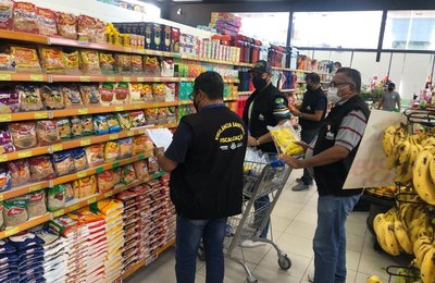 Vigilância Sanitária de Arapiraca atua no controle de qualidade de alimentos em supermercados