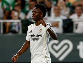 Vini Jr. marca em jogo centenário de Mbappé, mas Real Madrid cede empate ao Bétis no fim