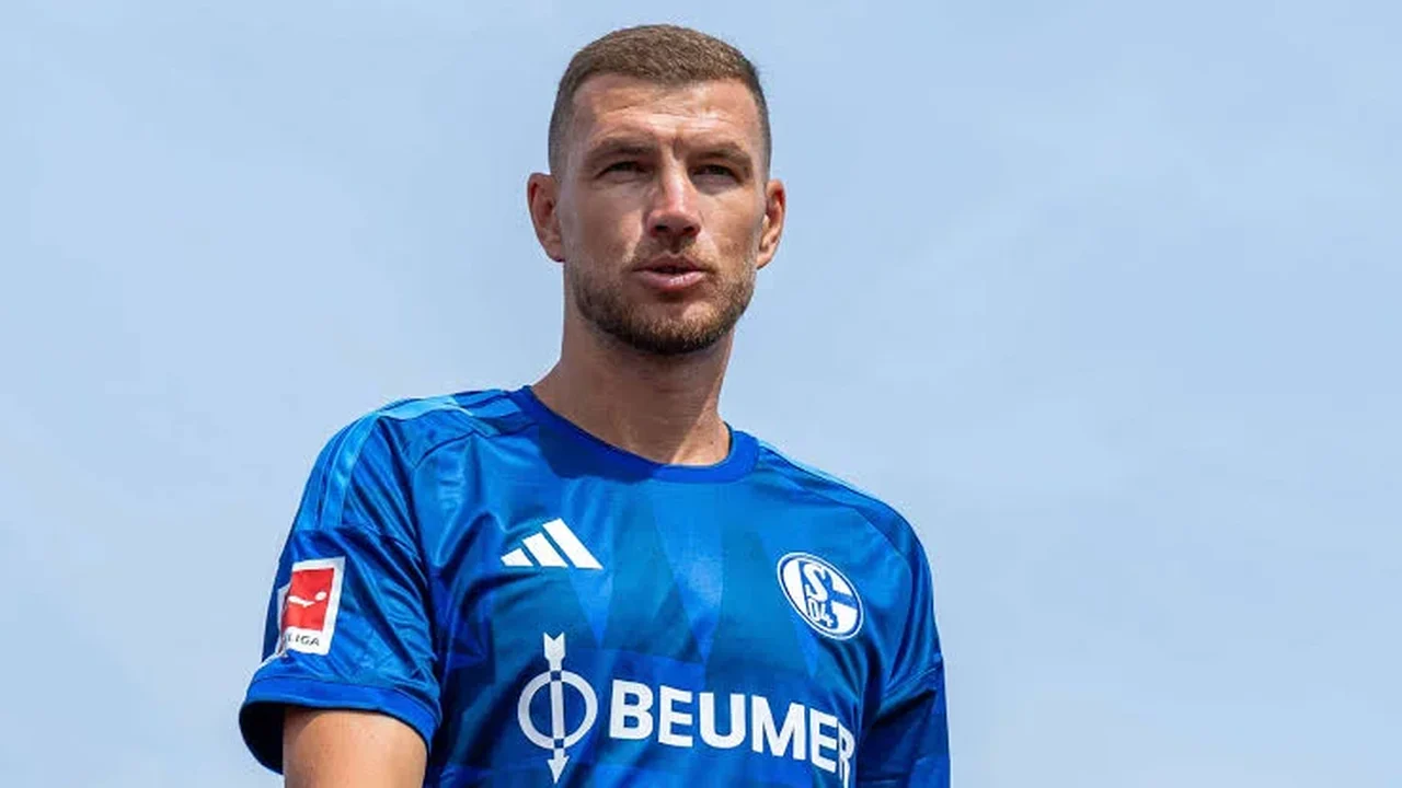 Dzeko, maior artilheiro da história da Bósnia, anuncia aposentadoria da seleção
