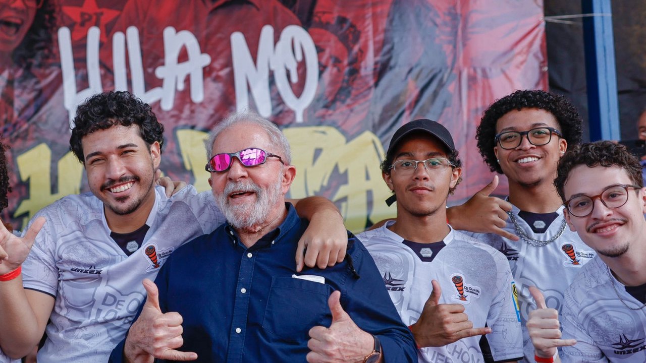 Lula defende voto jovem para ajudar a mudar a história do Brasil