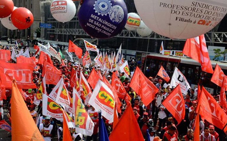 Centrais sindicais exigem &#8216;providências para resguardar Estado de Direito&#8217;
