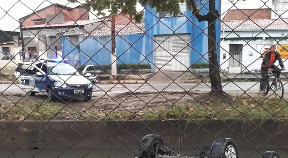 carro cai em canal