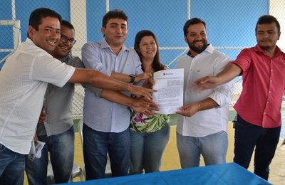 Prefeito de Olho D´água Grande assina Termo de Cooperação com a Desenvolve  