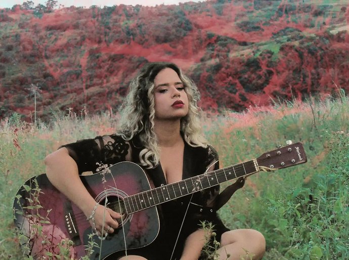 Suzi Mariana leva seu show acústico autoral à FliPenedo 2025