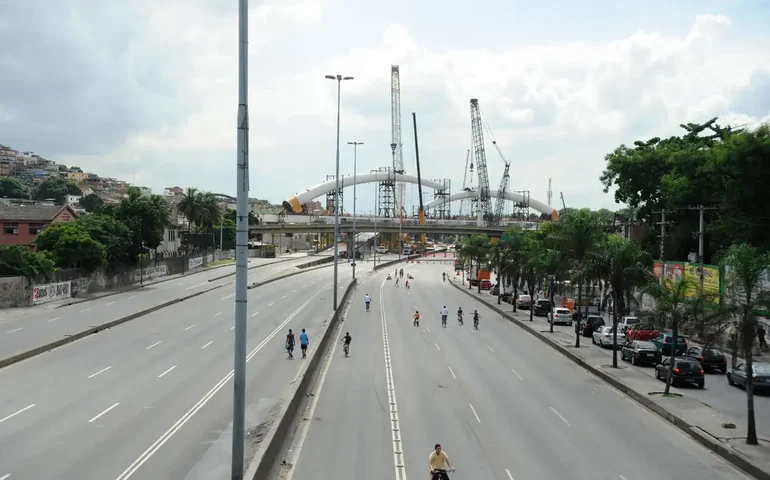 Acidente com capotamento interdita faixa da Avenida Brasil
