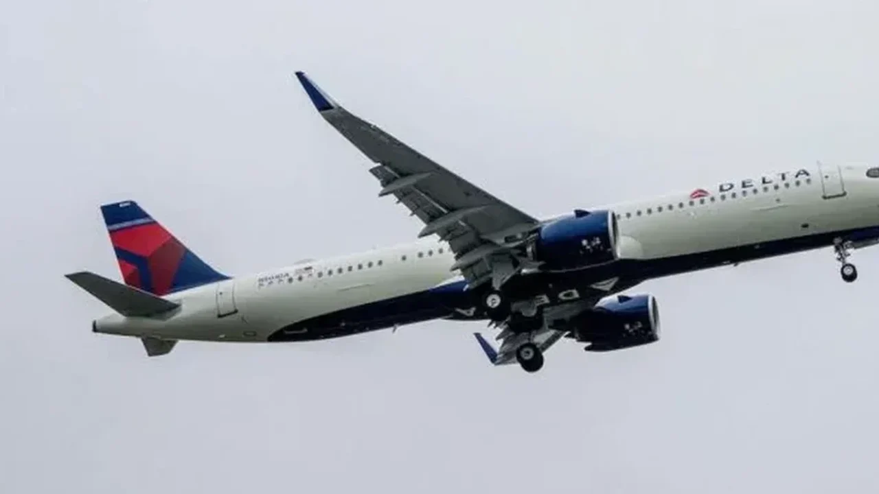 O chão virou teto, diz passageiro de avião que capotou em Toronto, no Canadá