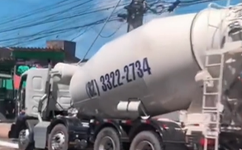 Poste pega fogo após colisão de caminhão em avenida de Maceió