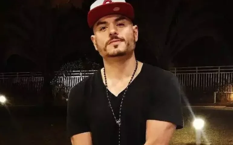 Preso por não pagar pensão, Carlinhos Mendigo já namorou Sabrina Sato e teve tatuagem com o nome da apresentadora 