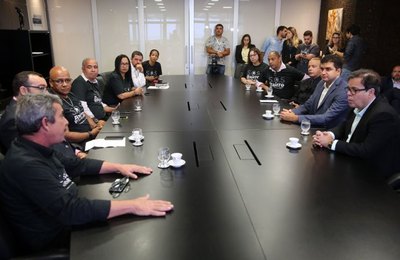 Moradores do Pinheiro apresentam demandas em reunião no TJAL 