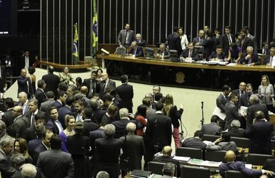 Câmara adia mais uma vez votação da PEC que cria distritão e fundo eleitoral