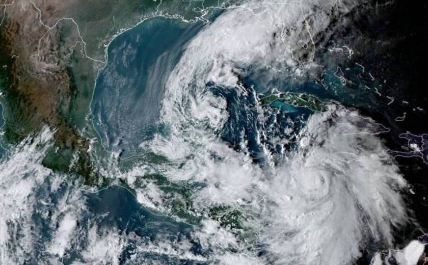 Nos EUA, furacão Nicholas toca o solo no Texas com ventos de até 120 km/h