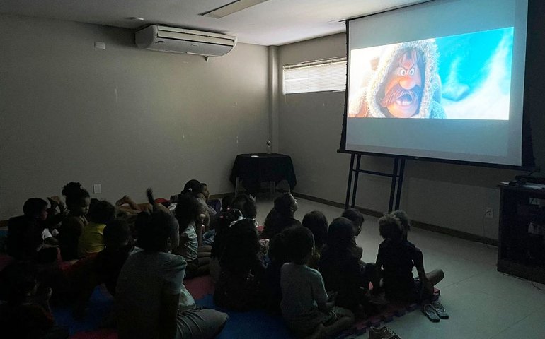 Crianças da Vila Emater participam de sessão de cinema na sede da OAB Alagoas