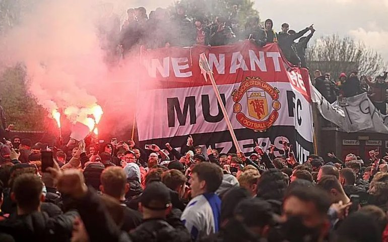 Diretoria do Manchester United vai ajudar polícia para identificar manifestantes
