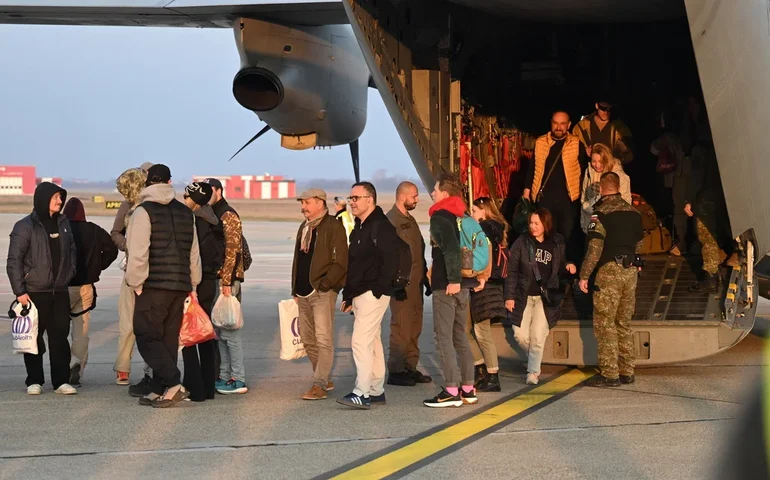 Voos de repatriação aumentam à medida que as nações se apressam para trazer seus cidadãos de volta para casa, vindos do Oriente Médio