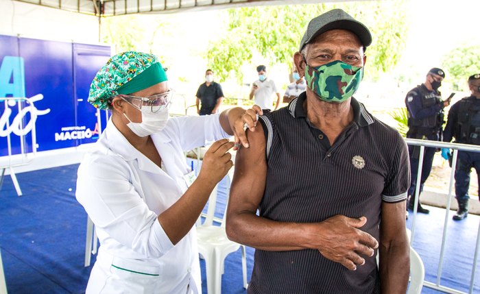 Idoso recebe imunização contra o novo coronavírus
