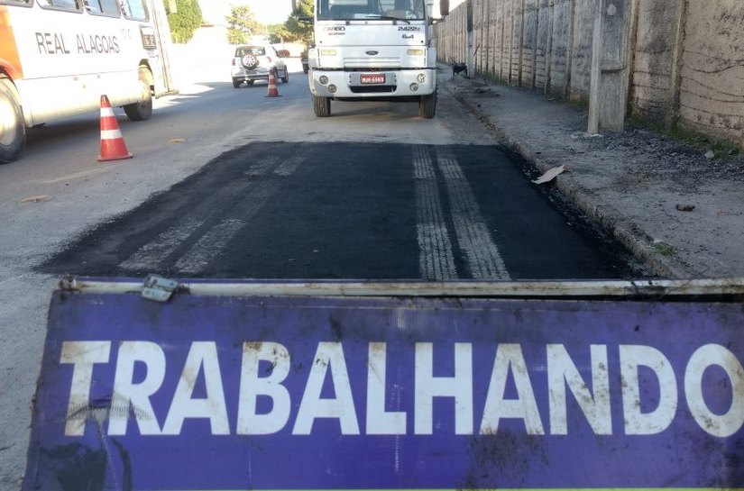 Prefeitura segue com serviço de recuperação de vias em bairros da capital