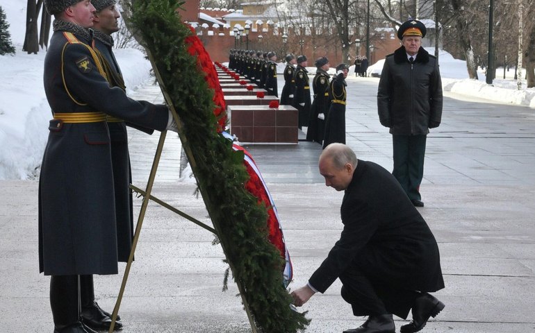 Vladimir Putin presta homenagem ao Dia do Defensor da Pátria em Moscou