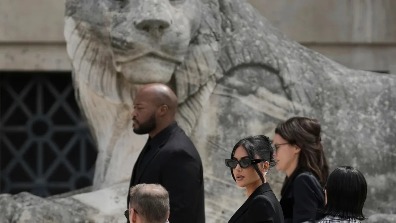 Tribunal de Paris concedeu a Kim Kardashian 1 euro após o roubo que ela sofreu em 2016.