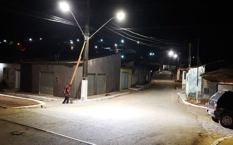 Prefeitura de Branquinha conclui instalação de lâmpadas de LED no centro da cidade