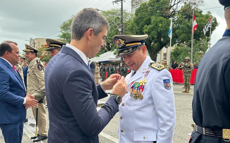 Coronel Paulo Amorim recebe maior honraria da Polícia Militar da Bahia