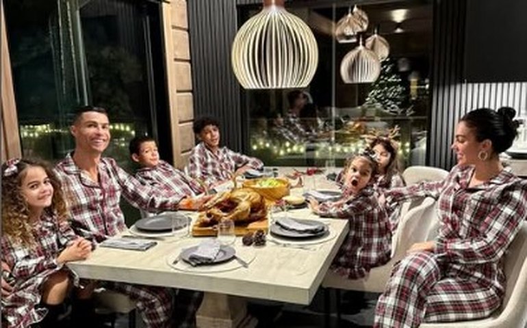 Cristiano Ronaldo leva família à Lapônia e encara piscina 'congelante' no Natal