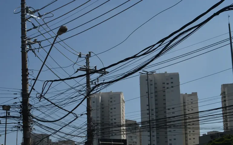 Oi começa a retirar redes de cobre de telefonia, que serão vendidas como sucata