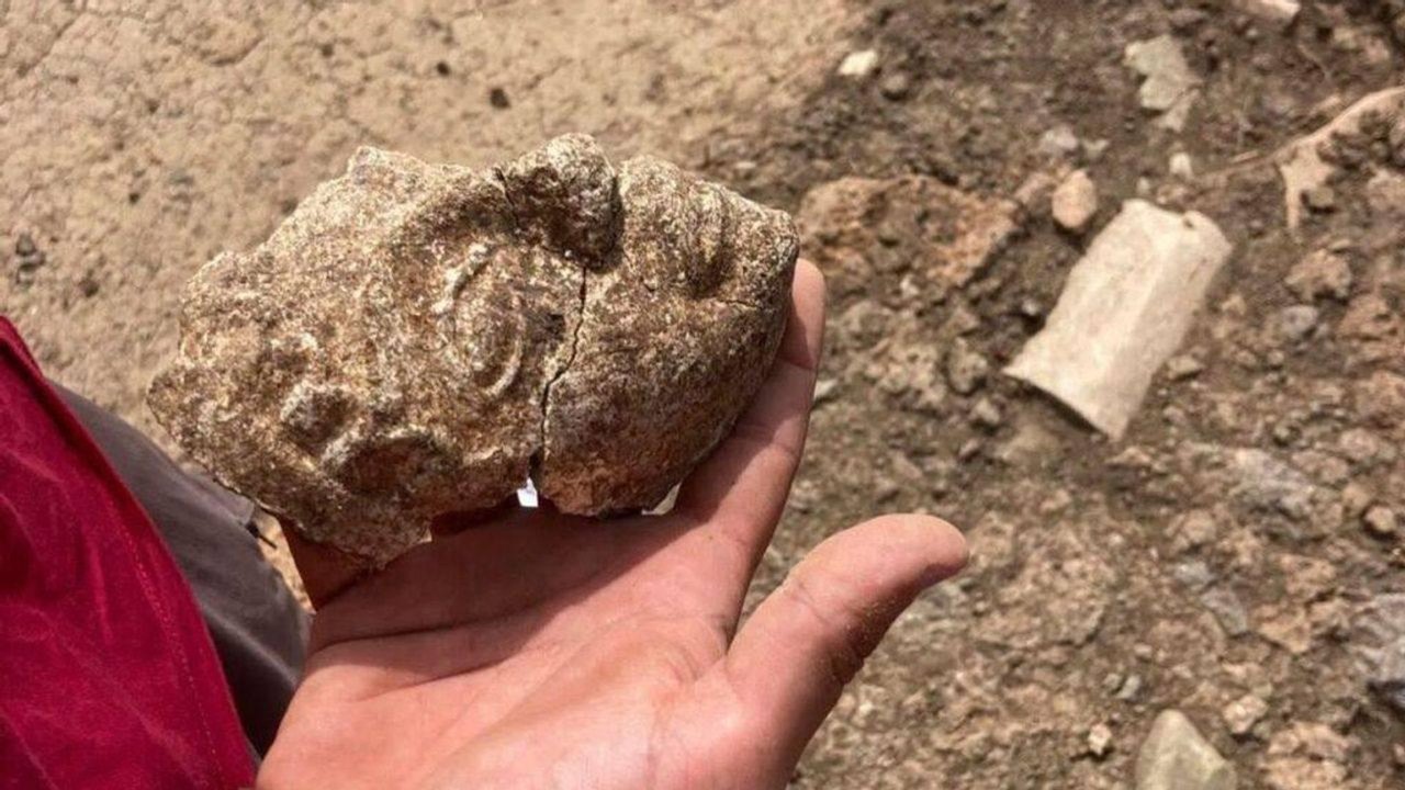 Rosto de deusa etrusca é encontrado na Itália