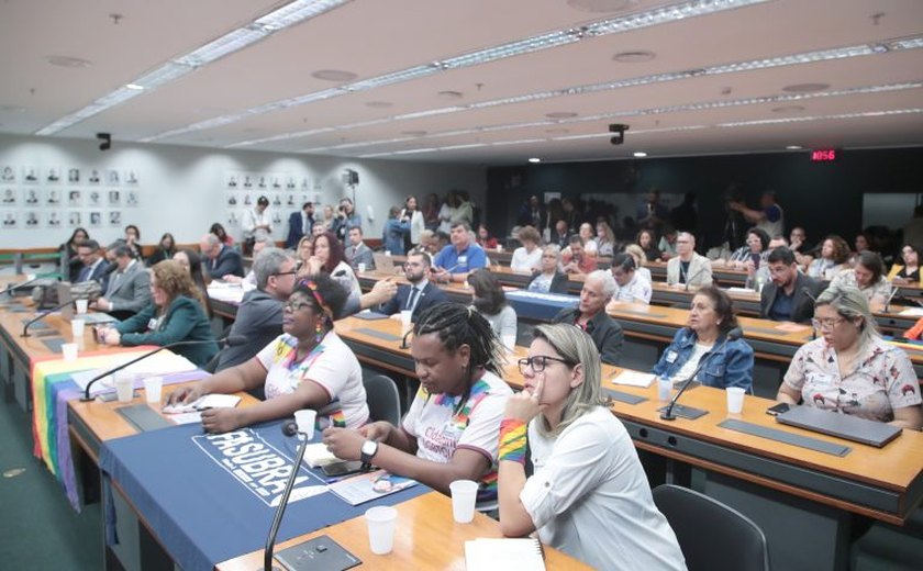 Debatedores pedem combate a preconceitos e defendem políticas públicas para população LGBTQIA+