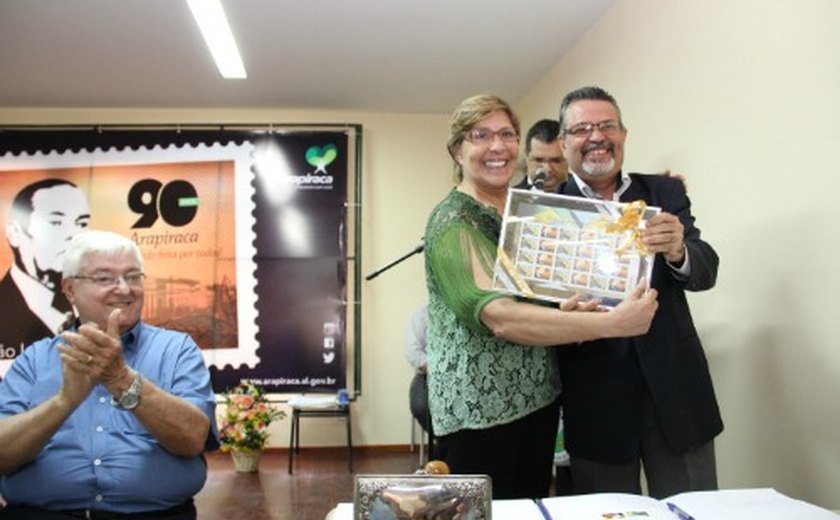 Arapiraca: Célia assina construção de escolas e lança selo comemorativo