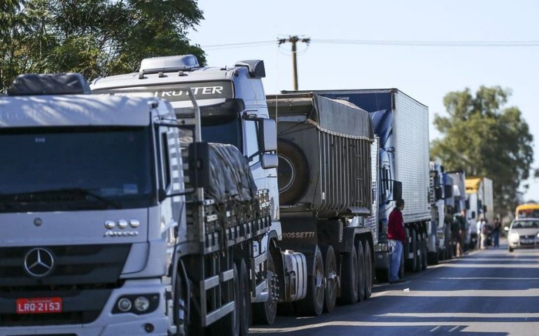 Líder da Frente Parlamentar dos Caminhoneiros critica Bolsonaro e pede mudanças na Petrobras