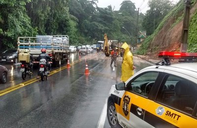 Vias são liberadas após fim de semana de chuvas intensas