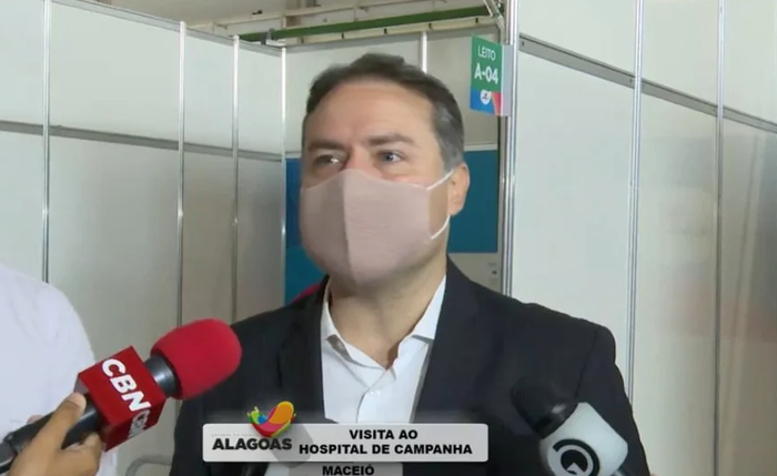 O governador Renan Filho durante live transmitida pelas redes sociais