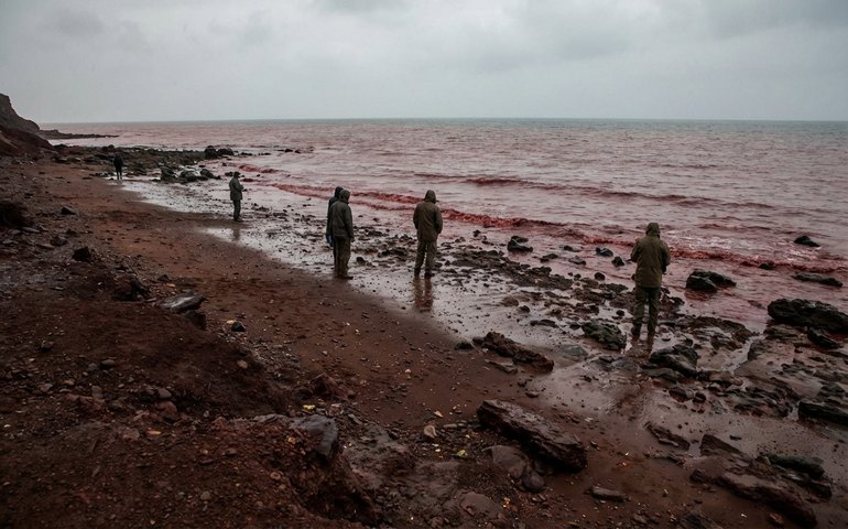 Chuvas intensas transformam 'Praia Vermelha' no Irã em espetáculo visual
