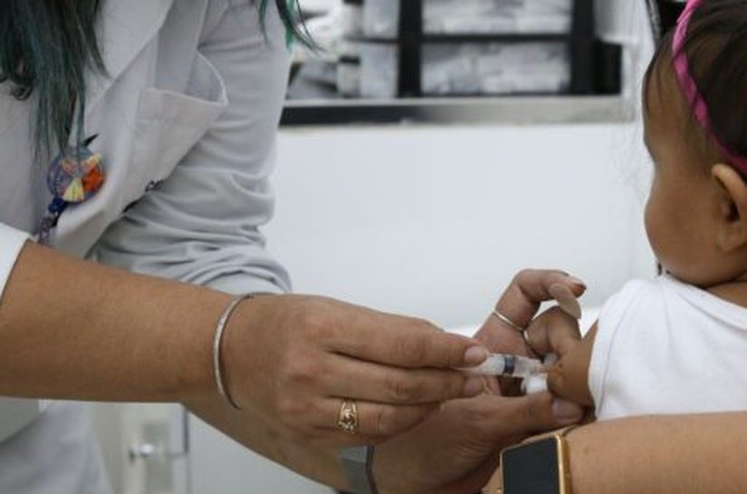 Brasil vive crise prolongada na vacinação infantil, apesar de melhora em 2023, mostra Anuário VacinaBR