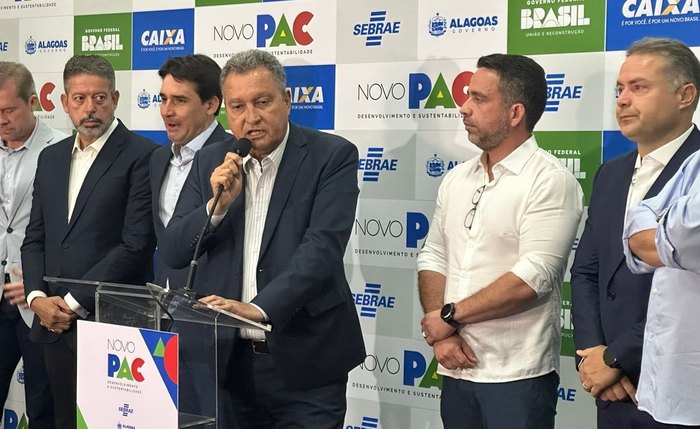 Paulo Dantas faz lançamento do PAC com Lira e Renan no mesmo palanque Paulo Dantas faz lançamento do PAC com Lira e Renan no mesmo palanque