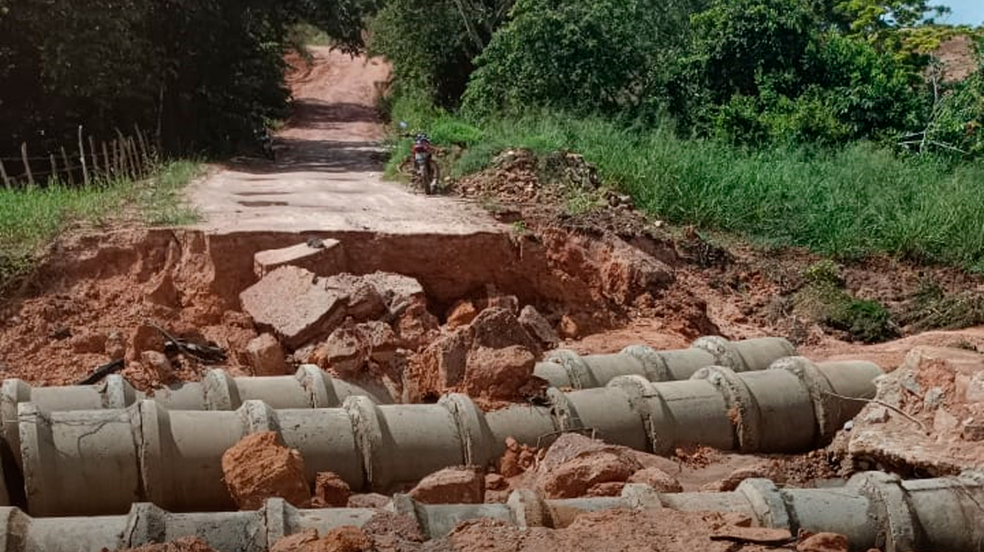 Ponte desaba e isola comunidades: Prefeitura de Penedo entrega obra frágil que desmorona em menos de um ano