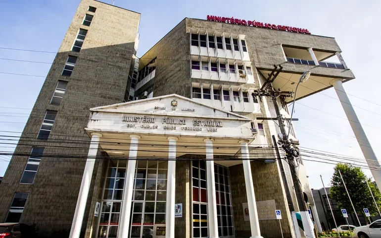 Justiça mantém suspensão de publicidade de serviços adultos em CSA e CRB a pedido do MPAL