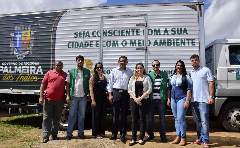 Prefeitura de Palmeira entrega caminhão de coleta seletiva a catadores da Acamrpi