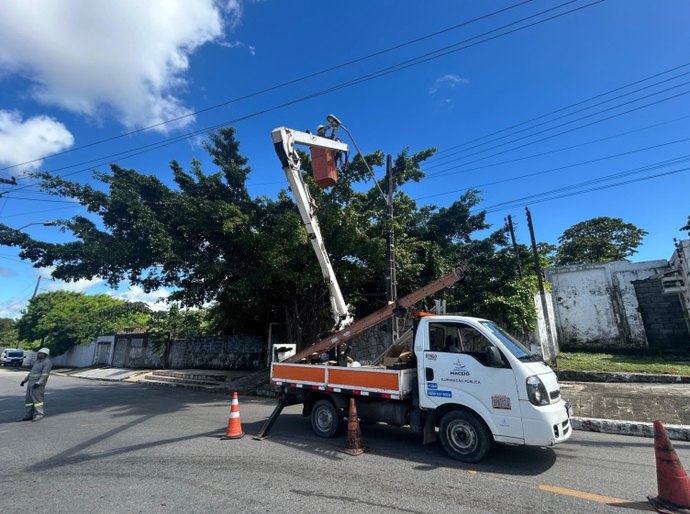 Ruas do Pinheiro recebem nova iluminação em LED