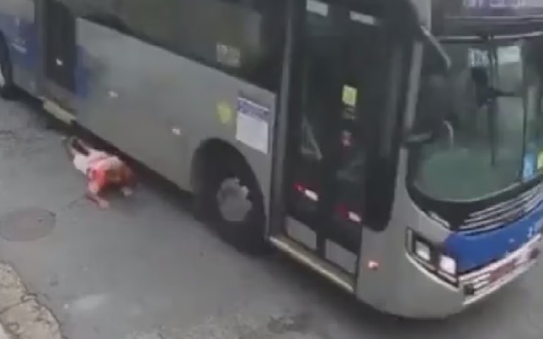 Motorista de ônibus passa por cima de pernas de idoso em São Paulo após discussão