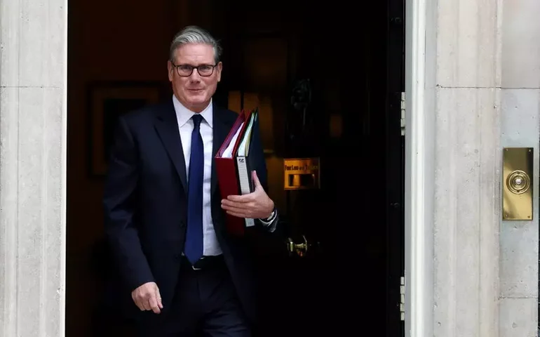 Após críticas, premiê britânico confirma presença na COP30