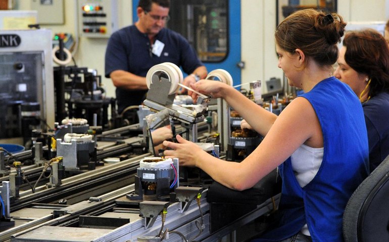 Queda na indústria de SP interrompe sequência de três meses de altas, aponta IBGE