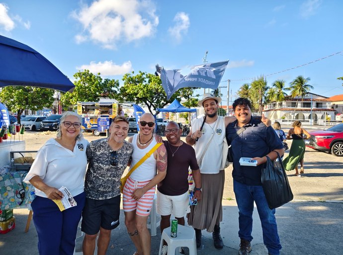 Lenilda Luna realiza panfletagem no desfile de Emancipação de Alagoas e defende fortalecimento do SUS