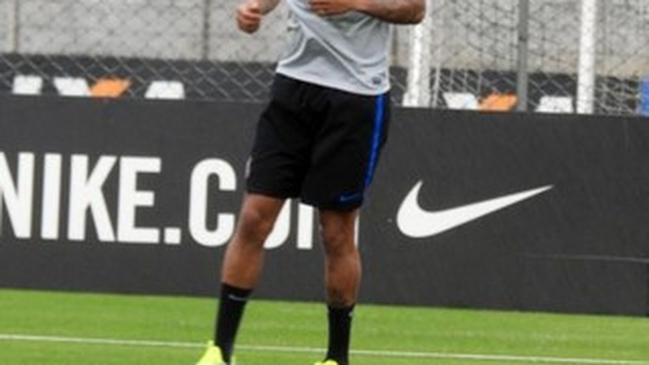 Corinthians tira pressão de Gustavo; atacante pode estrear na quinta-feira