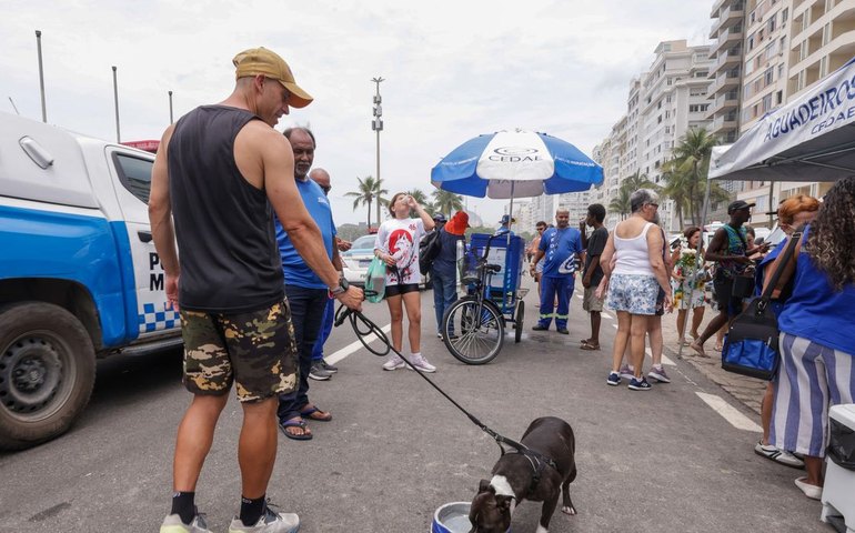 Cedae distribui água para hidratação no Rio em meio ao forte calor